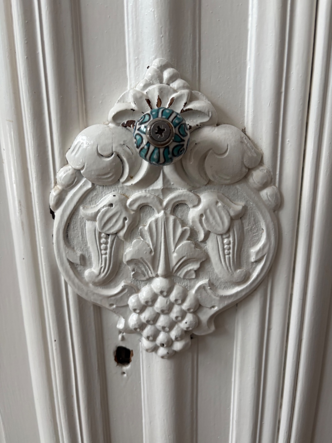 Antique cabinet with beautiful ornaments and with key - still waiting for a new owner! 🙏 photo 2
