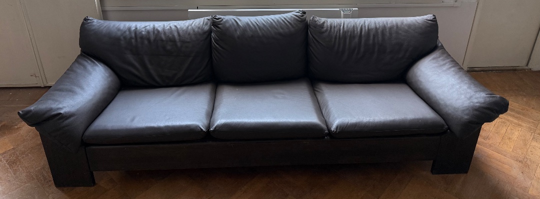 Bank in zeer goede conditie nu naast de vuilnis container bij Roemer Visscherstraat 1
Afmeting 280x80 photo 1