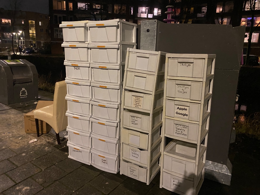 Opbergbakken  inclusief rek. Stapelbaar.
Circa 30 stuks 
Bij ondergrondse container hoek le Mairekade/ Henk Curierekade