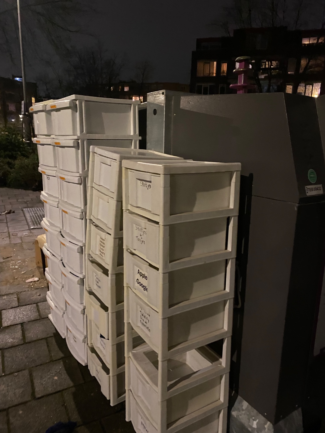 Opbergbakken  inclusief rek. Stapelbaar.
Circa 30 stuks 
Bij ondergrondse container hoek le Mairekade/ Henk Curierekade