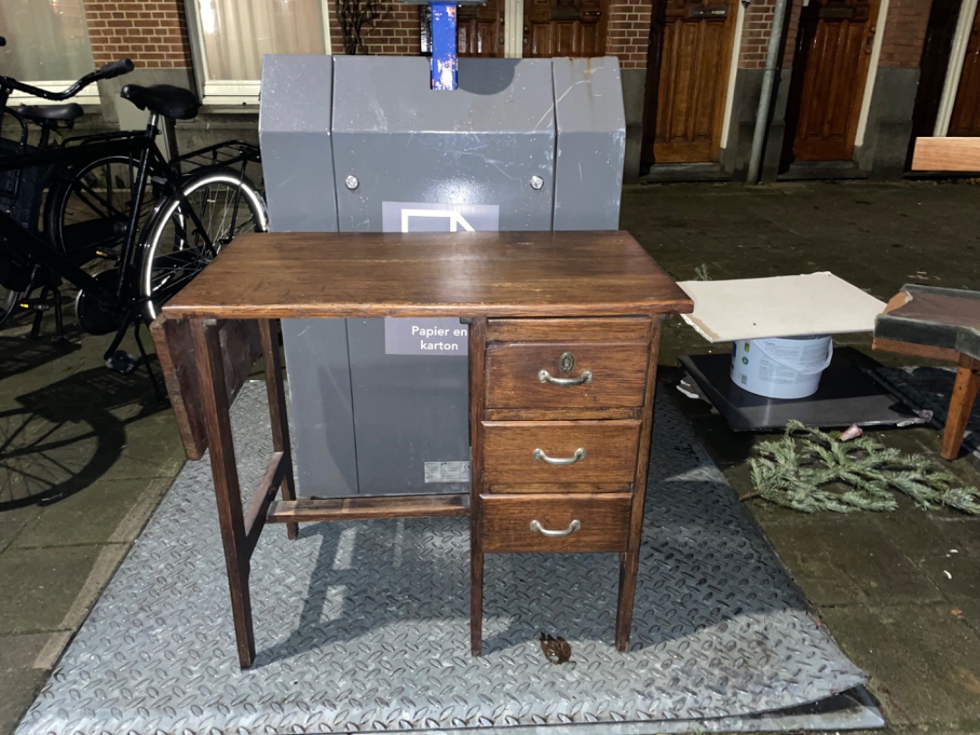 Antiek bureautje, gaat morgenochtend opgehaald worden. Uitschuifbaar deel én drie lades. Nog in hele goede staat!