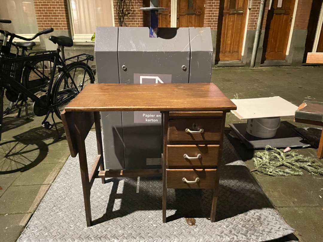 Antiek bureautje, gaat morgenochtend opgehaald worden. Uitschuifbaar deel én drie lades. Nog in hele goede staat!