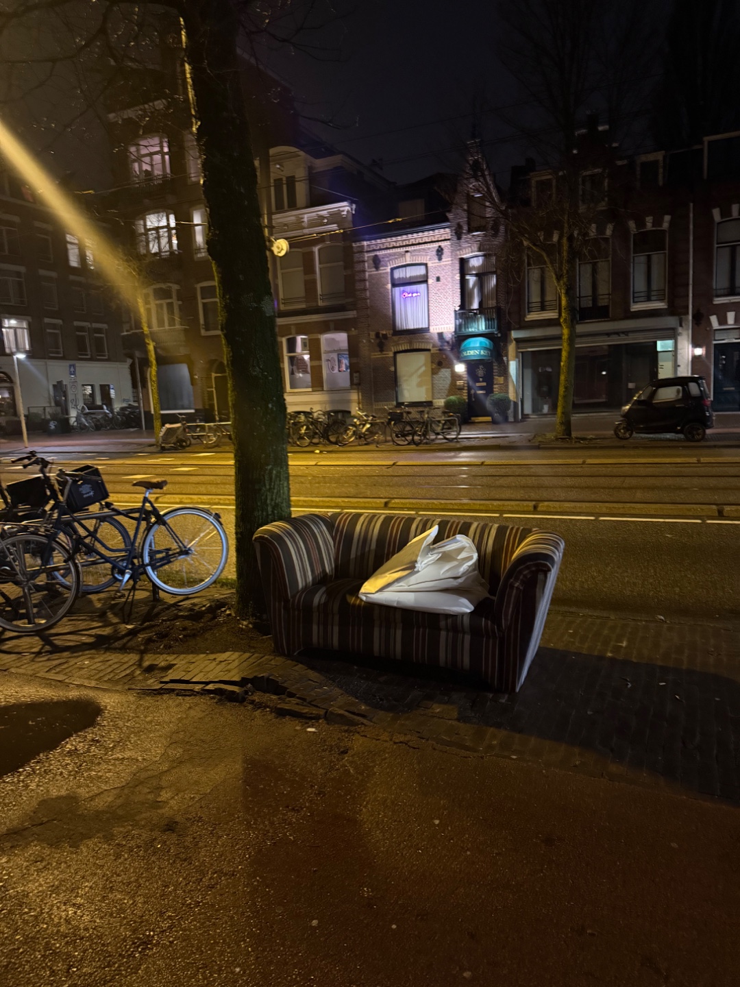 mooie bank 
Bij overtoom tegenover golden key
Overtoom 249 b photo 1