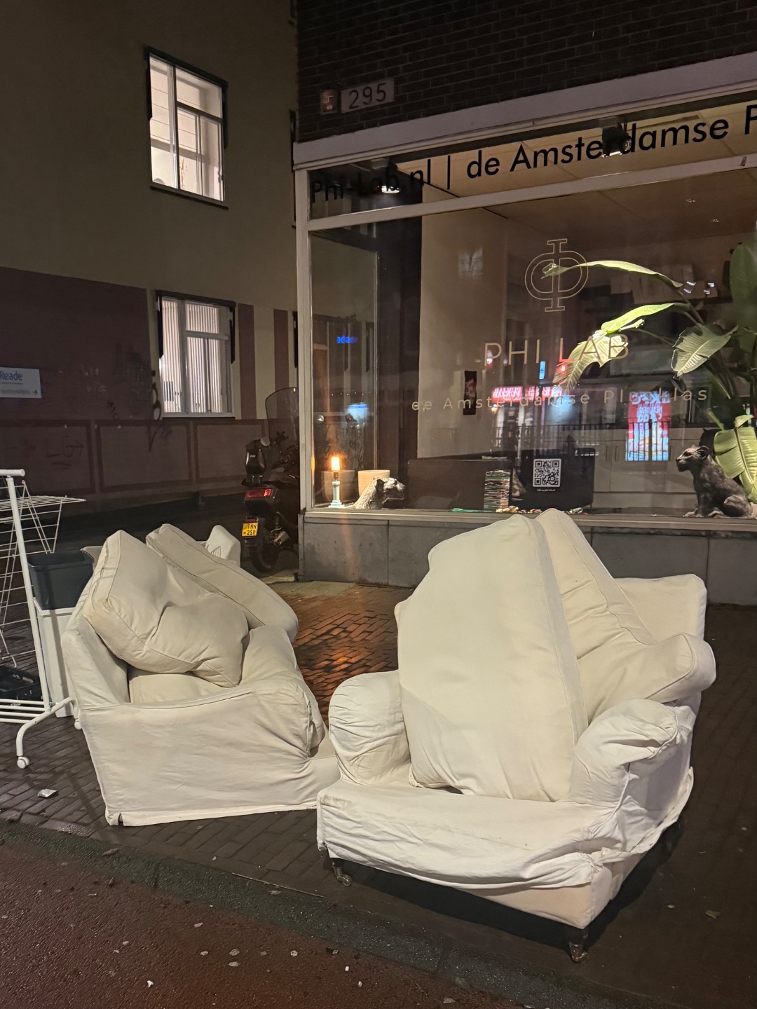 1 witte bank en twee grote witte zitstoelen erbij

! Adres klopt niet! : Bij tramhalte J p heije staat het photo 1