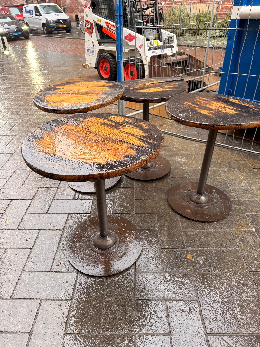 9 ronde terras tafels
Waarvan 2 met kapot houten blad
Tafelpoten nog goed her te gebruiken photo 1