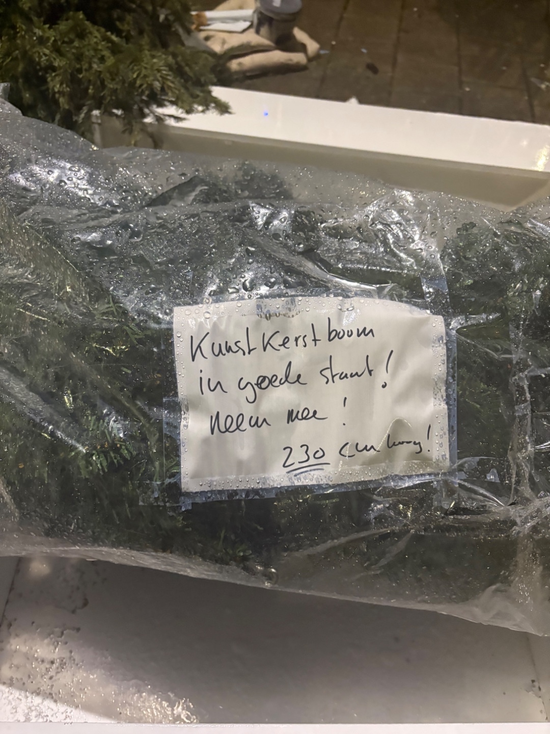 Kunstkerstboom in goede staat photo 1