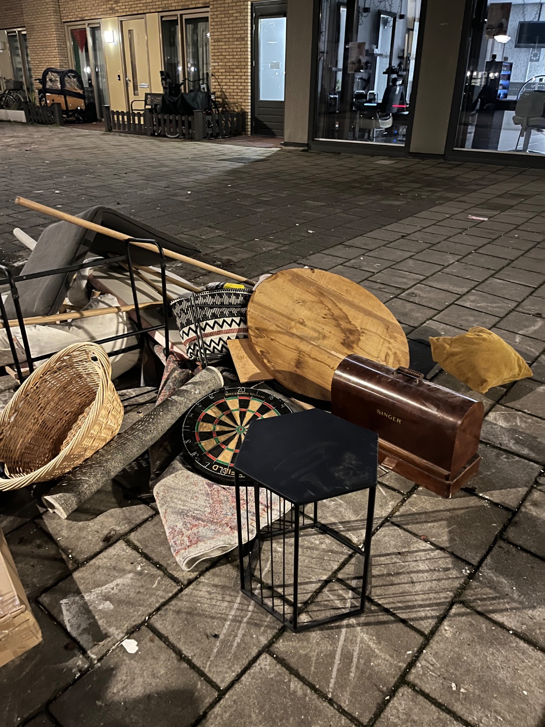 Beautiful singer machine with cover! photo 2