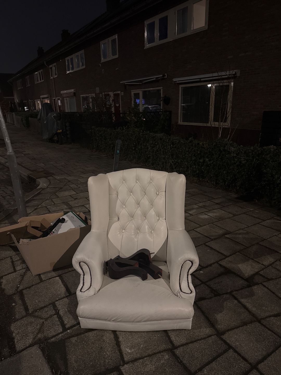 Fancy leather chair, with nice legs! photo 1