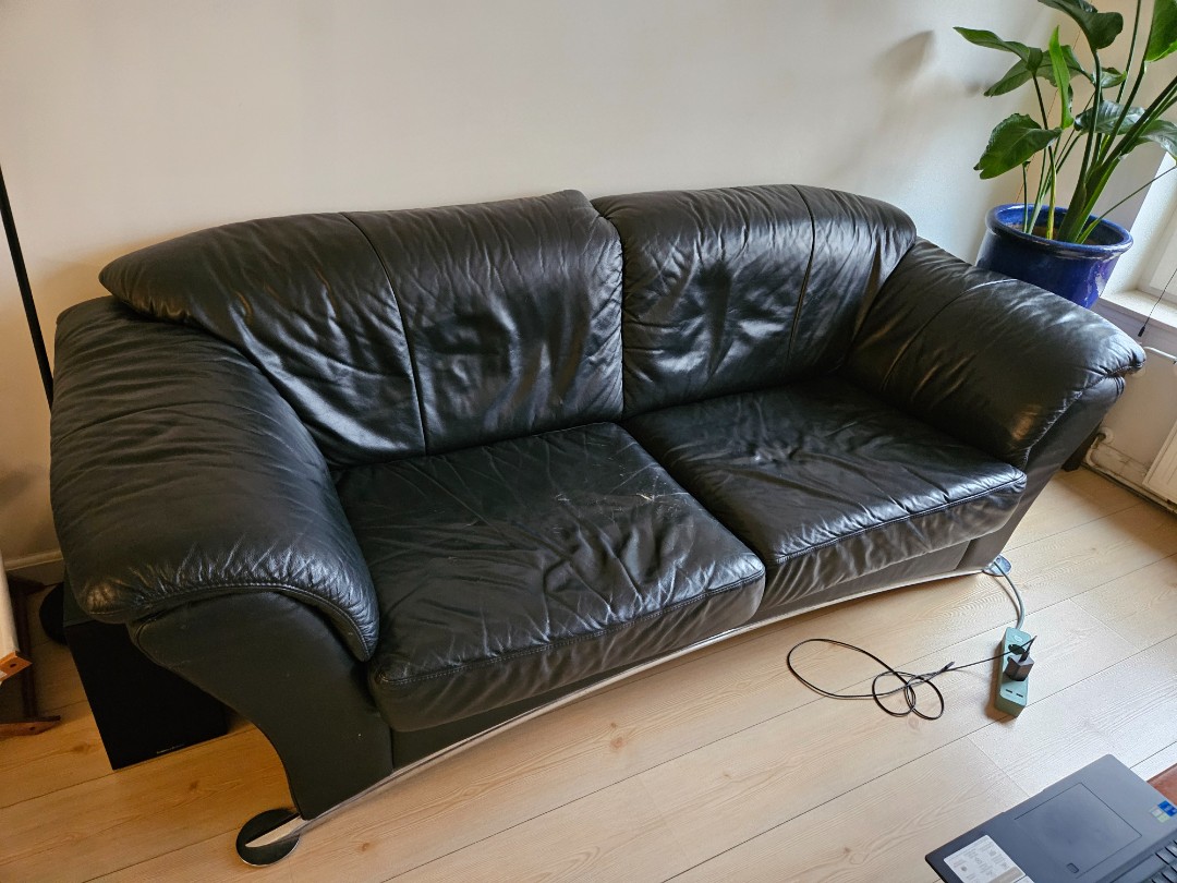 3 zwarte leren banken (wisselend in grootte) gratis op te halen op Gerard Douplein 8, 2e verdieping! photo 1