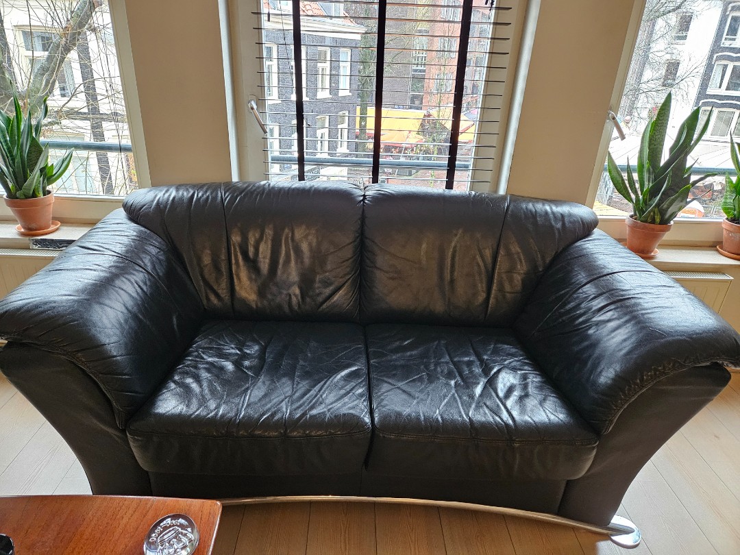 3 zwarte leren banken (wisselend in grootte) gratis op te halen op Gerard Douplein 8, 2e verdieping! photo 2