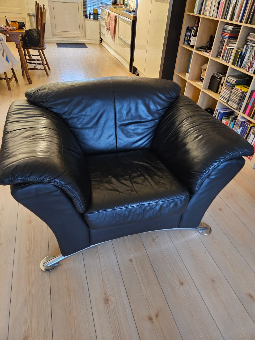 3 zwarte leren banken (wisselend in grootte) gratis op te halen op Gerard Douplein 8, 2e verdieping! photo 3