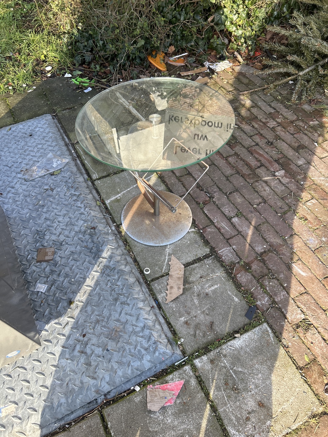 Glass table with magazine holder photo 1