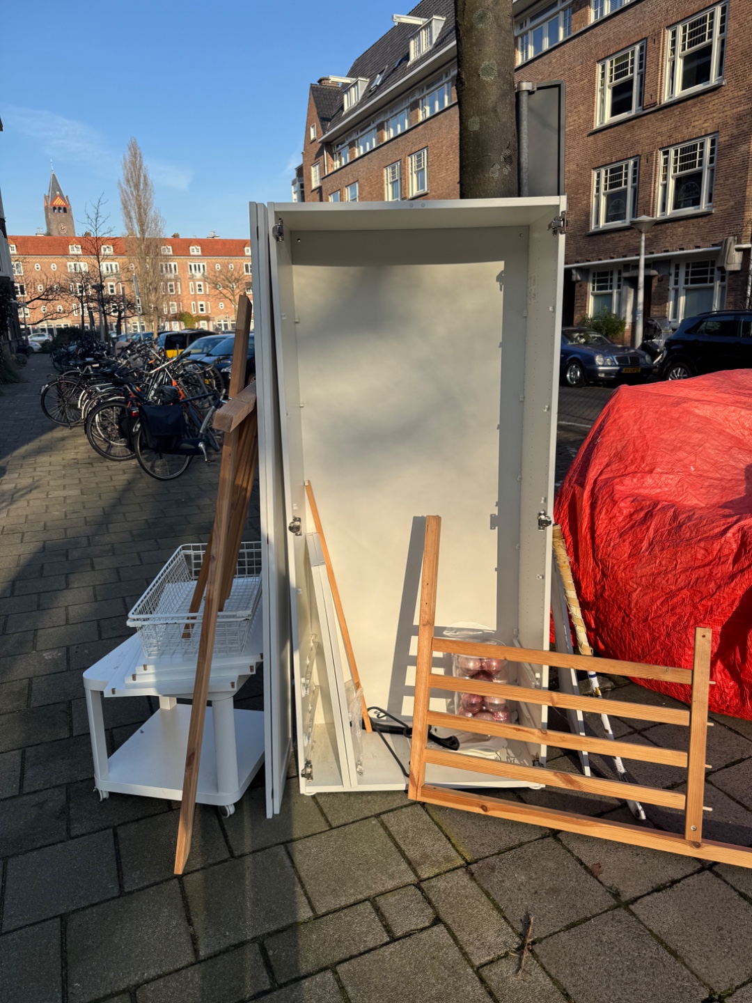Kleding kast (alle schroefjes zitten in een zakje erbij), bijzettafeltje, kerstballen photo 1