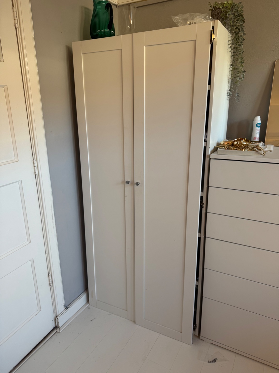 Kleding kast (alle schroefjes zitten in een zakje erbij), bijzettafeltje, kerstballen photo 3