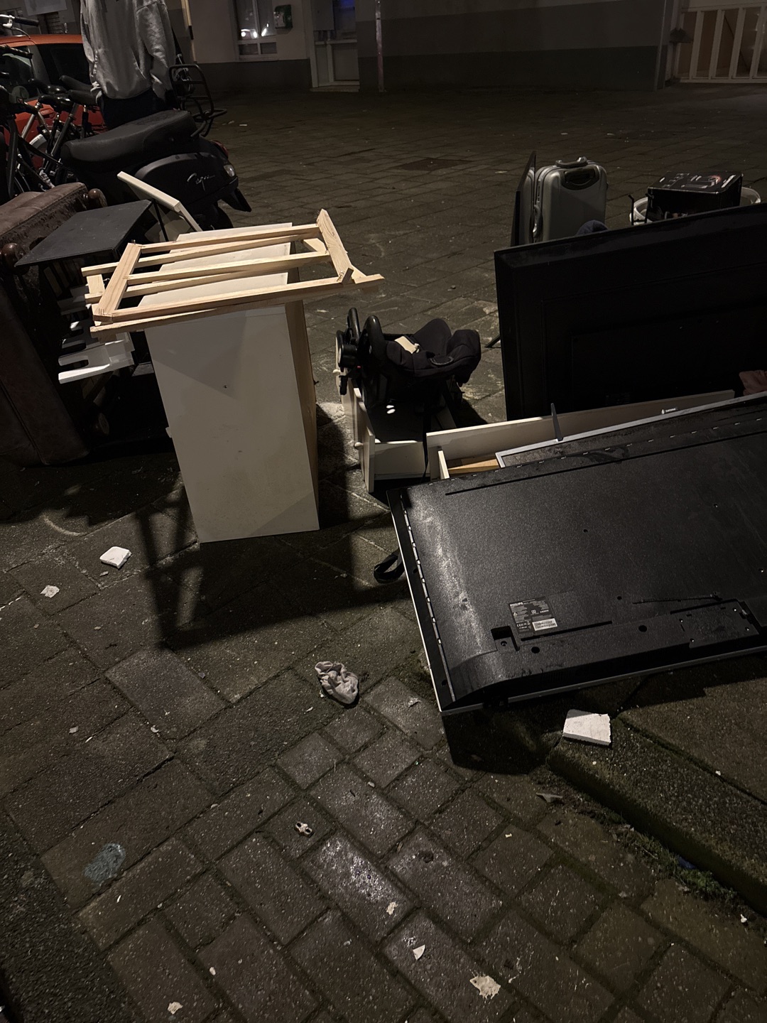 Tv screens, and more photo 3