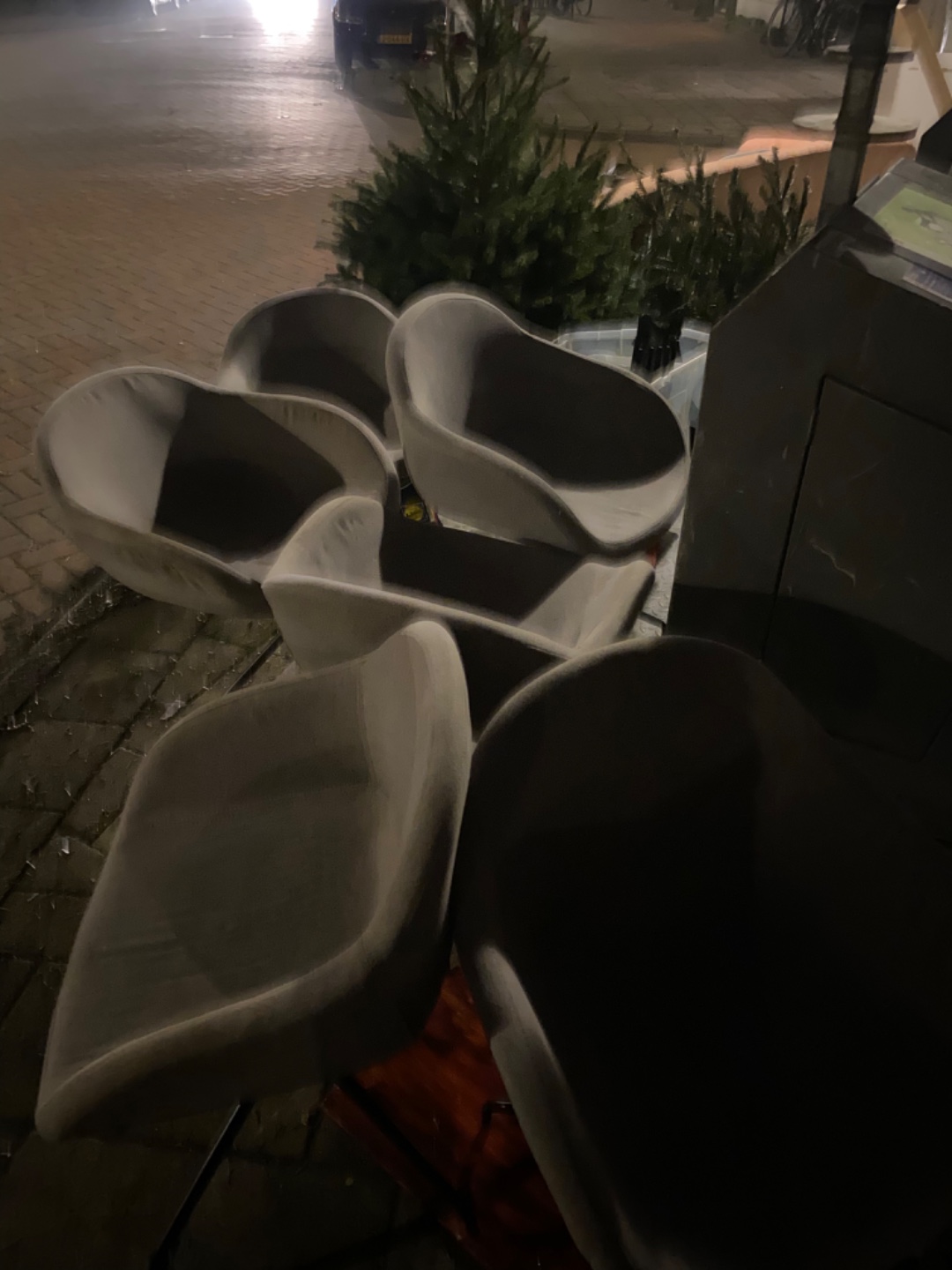 6 really good condition chairs, close to the AH photo 2