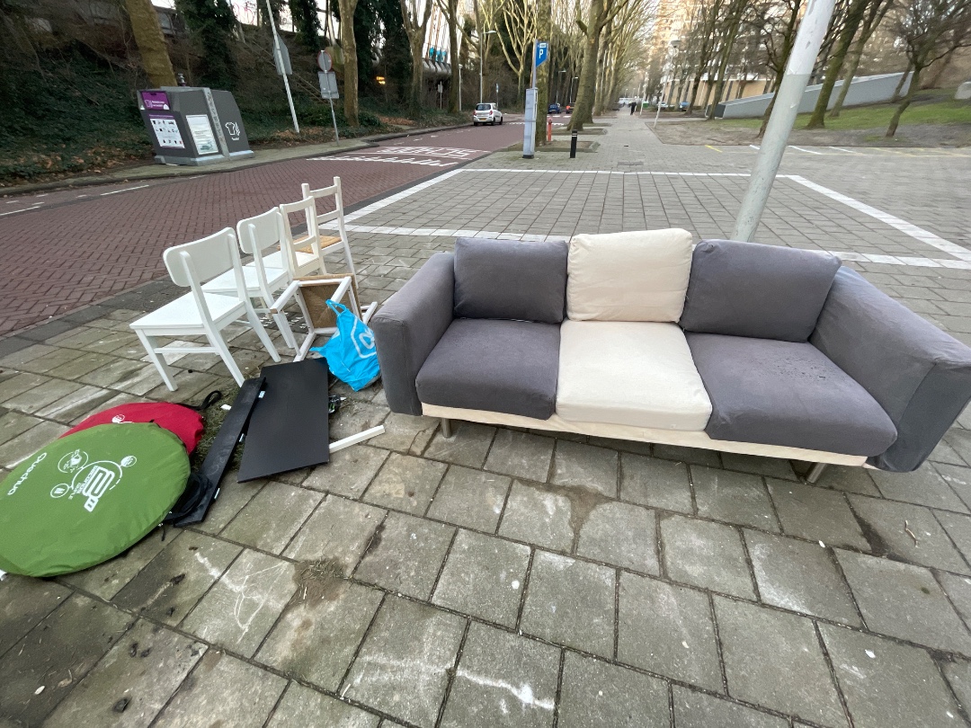 Ikea bank
Quechua tentjes x 2
Witte stoelen x 5 photo 1