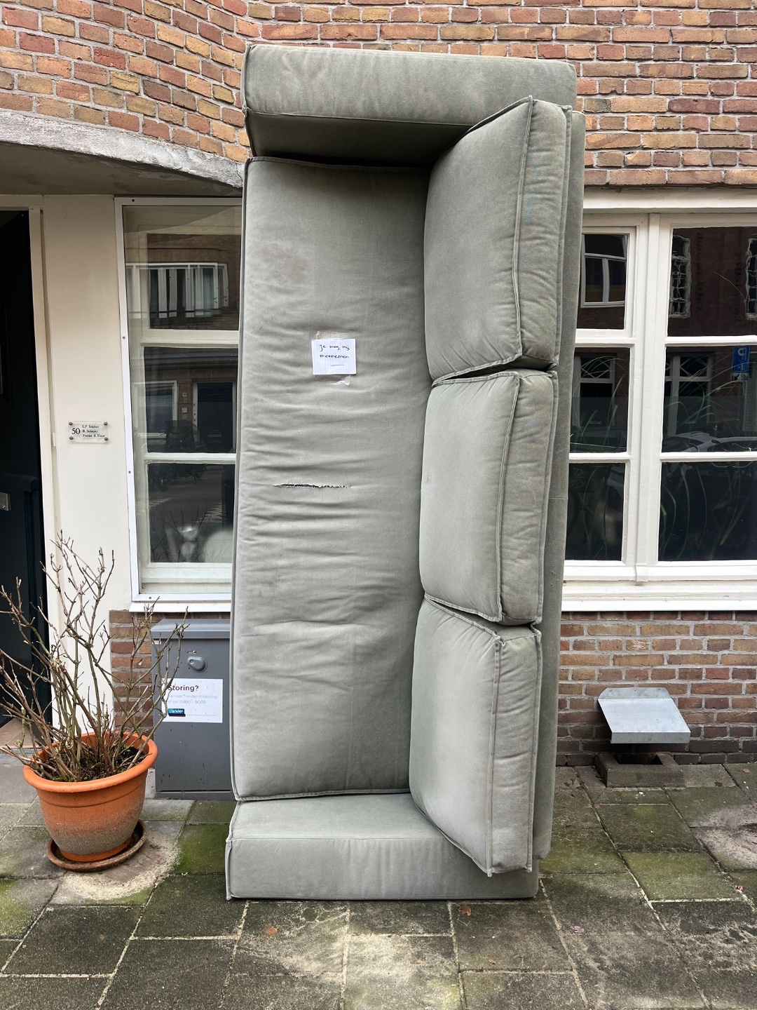 Licht groene bank. Scheurtje in zitting zie ik. photo 1