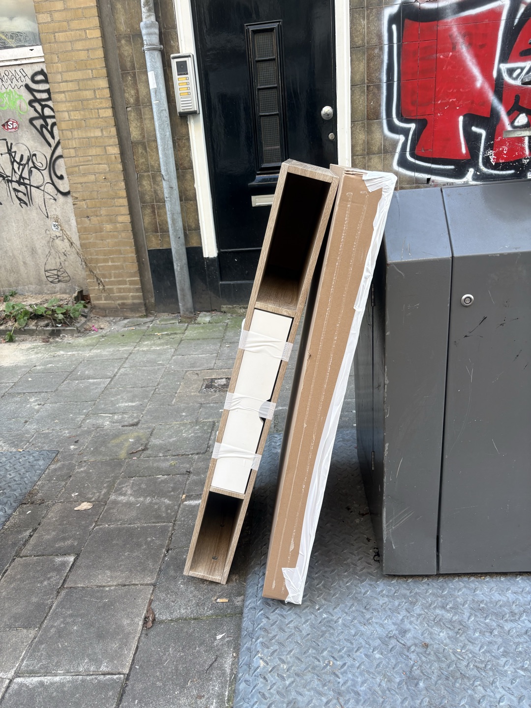 Bureau kan meegenomen worden, onderdelen zitten in de doos die ernaast staat