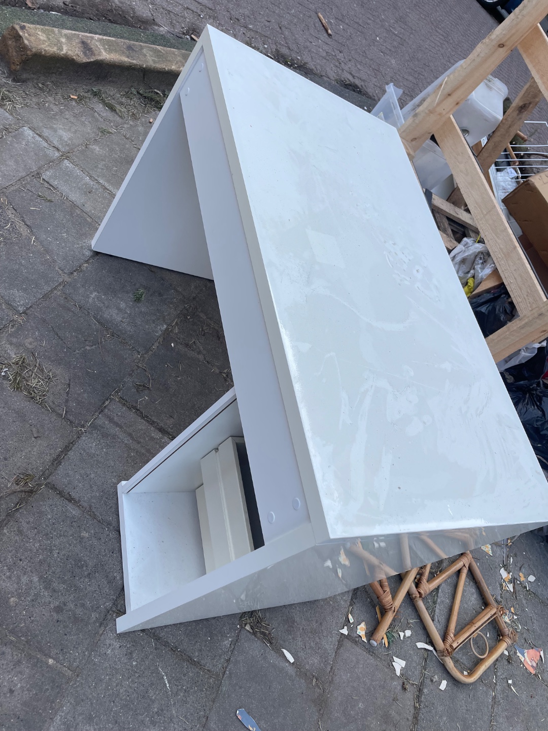 Wit bureautje, 1 laatje onderin kapot photo 3