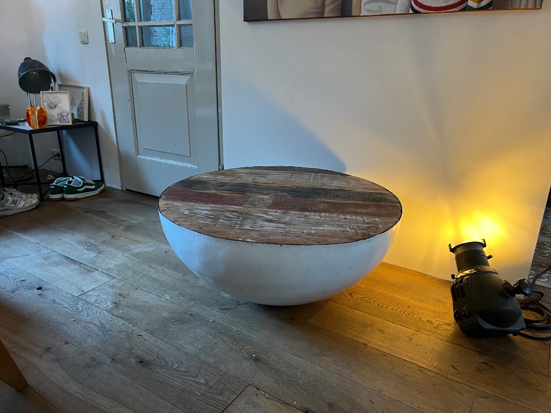 Leuke tafel! Ik denk door iemand zelf gemaakt. Diameter 90cm hoogte 40cm photo 1