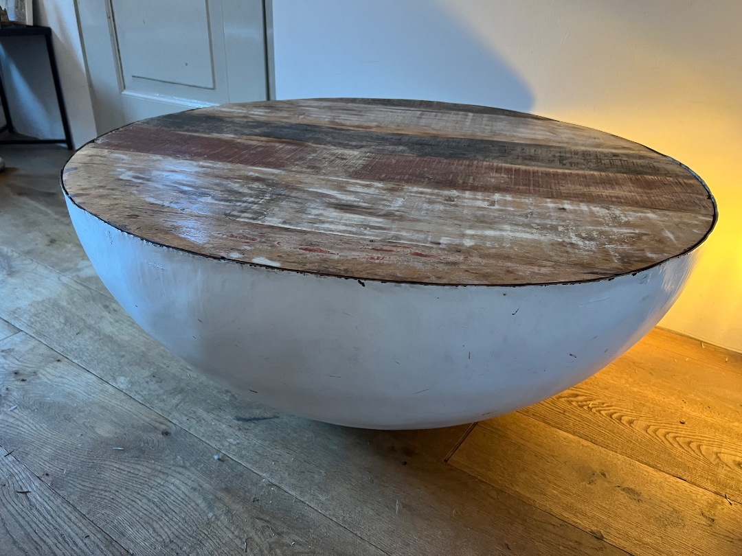 Leuke tafel! Ik denk door iemand zelf gemaakt. Diameter 90cm hoogte 40cm photo 2