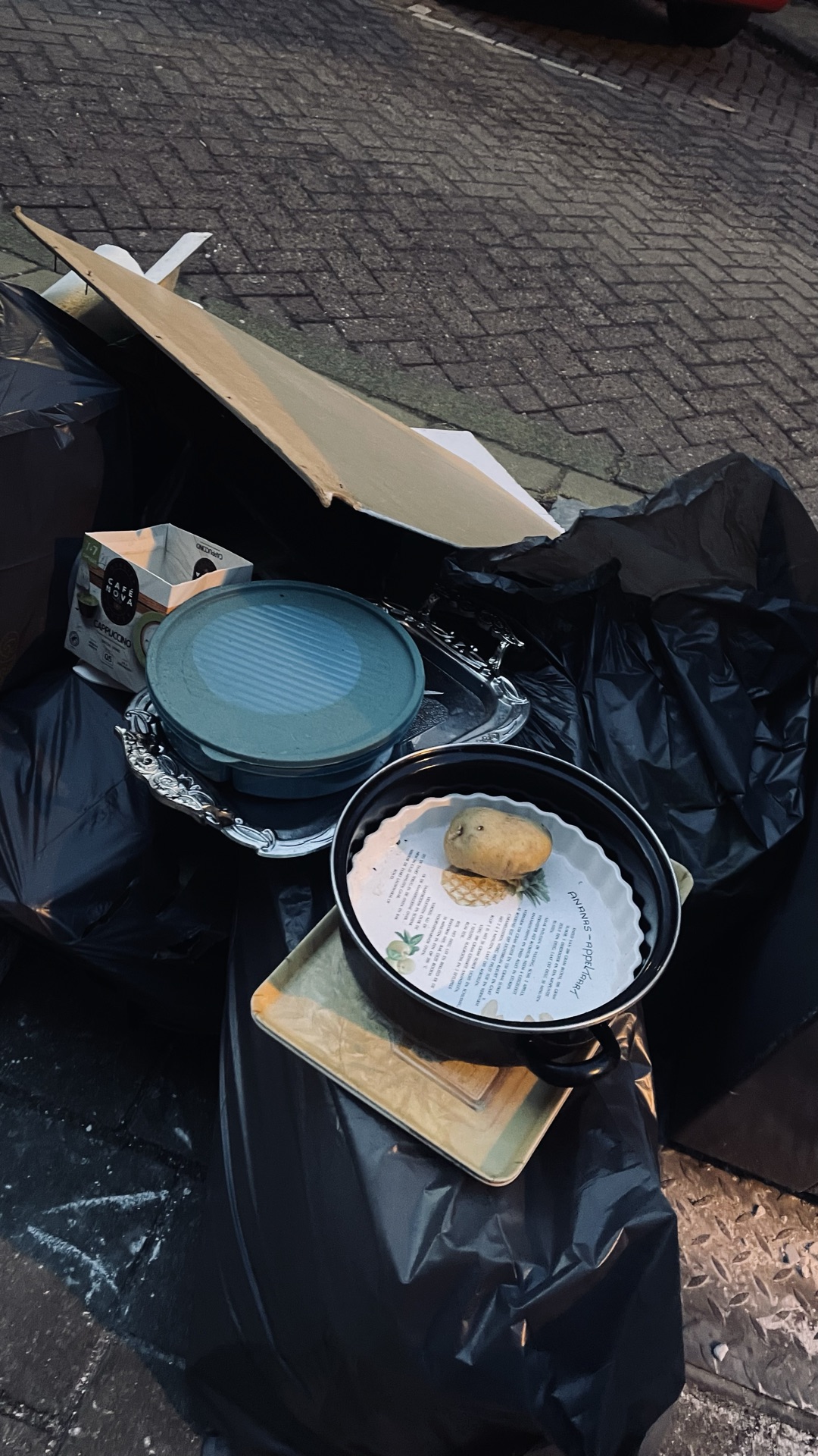 Chair, plates, pans, storage cans #eersteatjehstraat #molukkenstraat photo 2