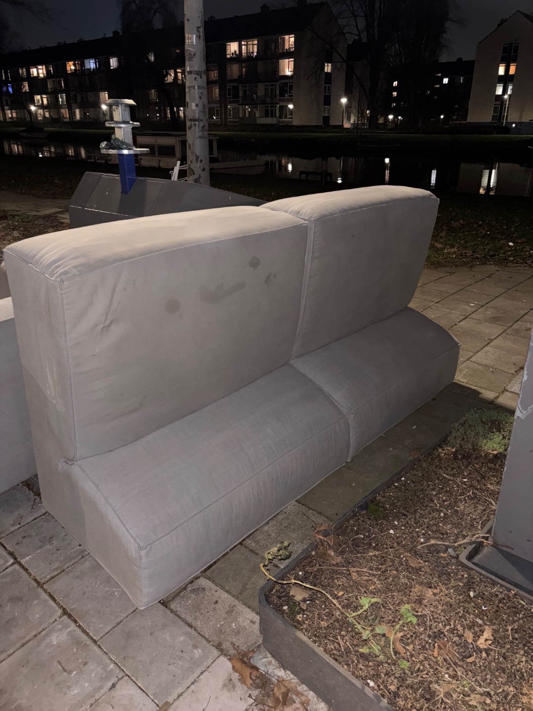 Bank in twee delen 
Een hoek stuk 
Ander lang stuk