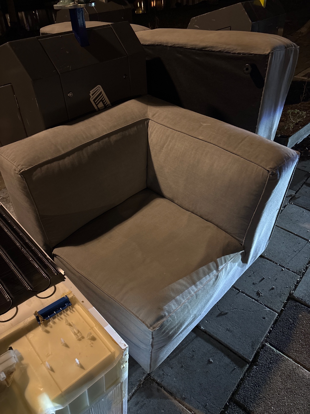 Bank in twee delen 
Een hoek stuk 
Ander lang stuk