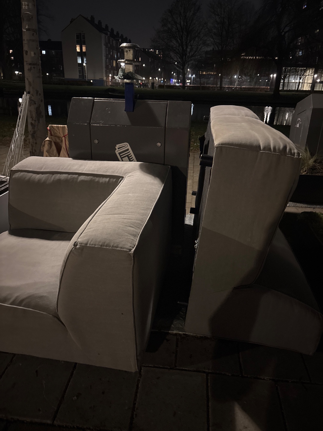 Bank in twee delen 
Een hoek stuk 
Ander lang stuk