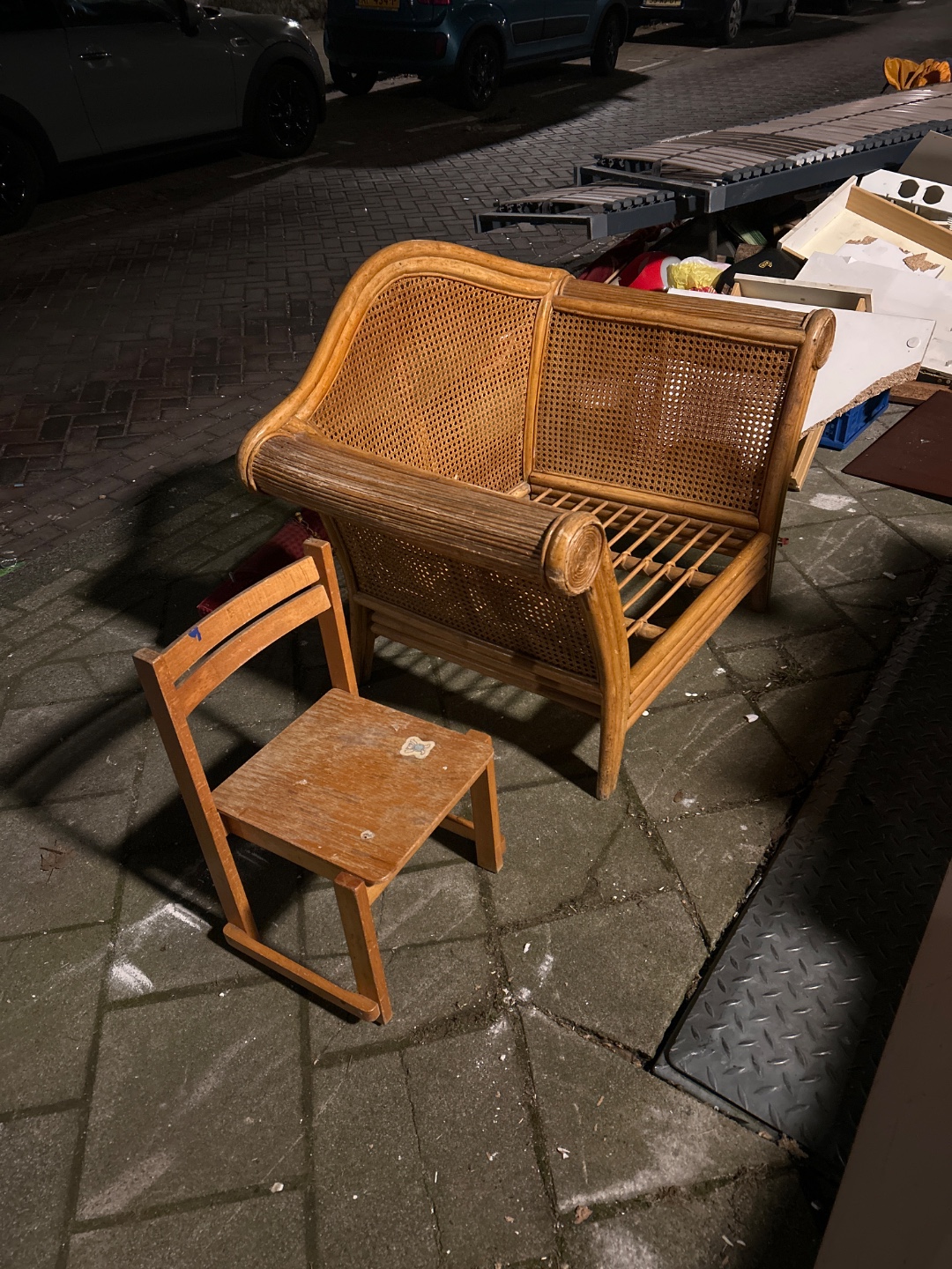 Leuke stoelen! En schattig kastje photo 1