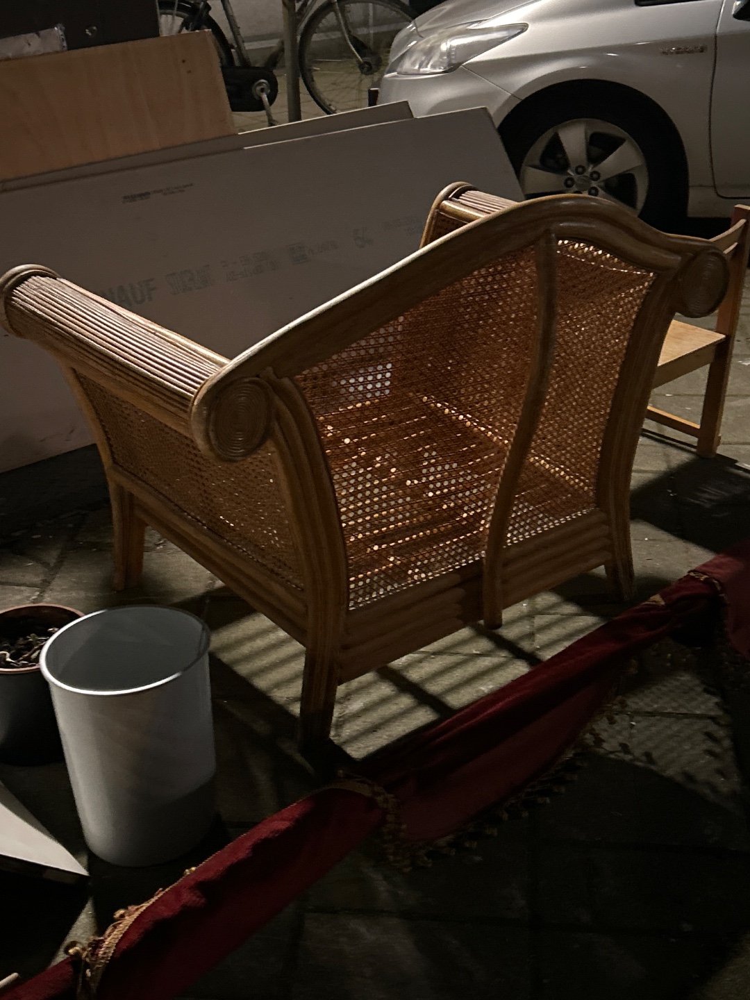 Leuke stoelen! En schattig kastje photo 2