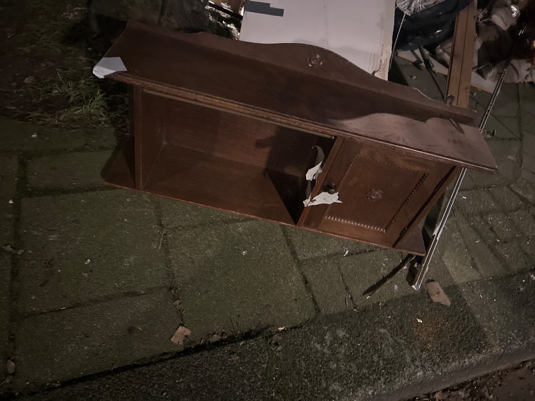 Leuke stoelen! En schattig kastje photo 3