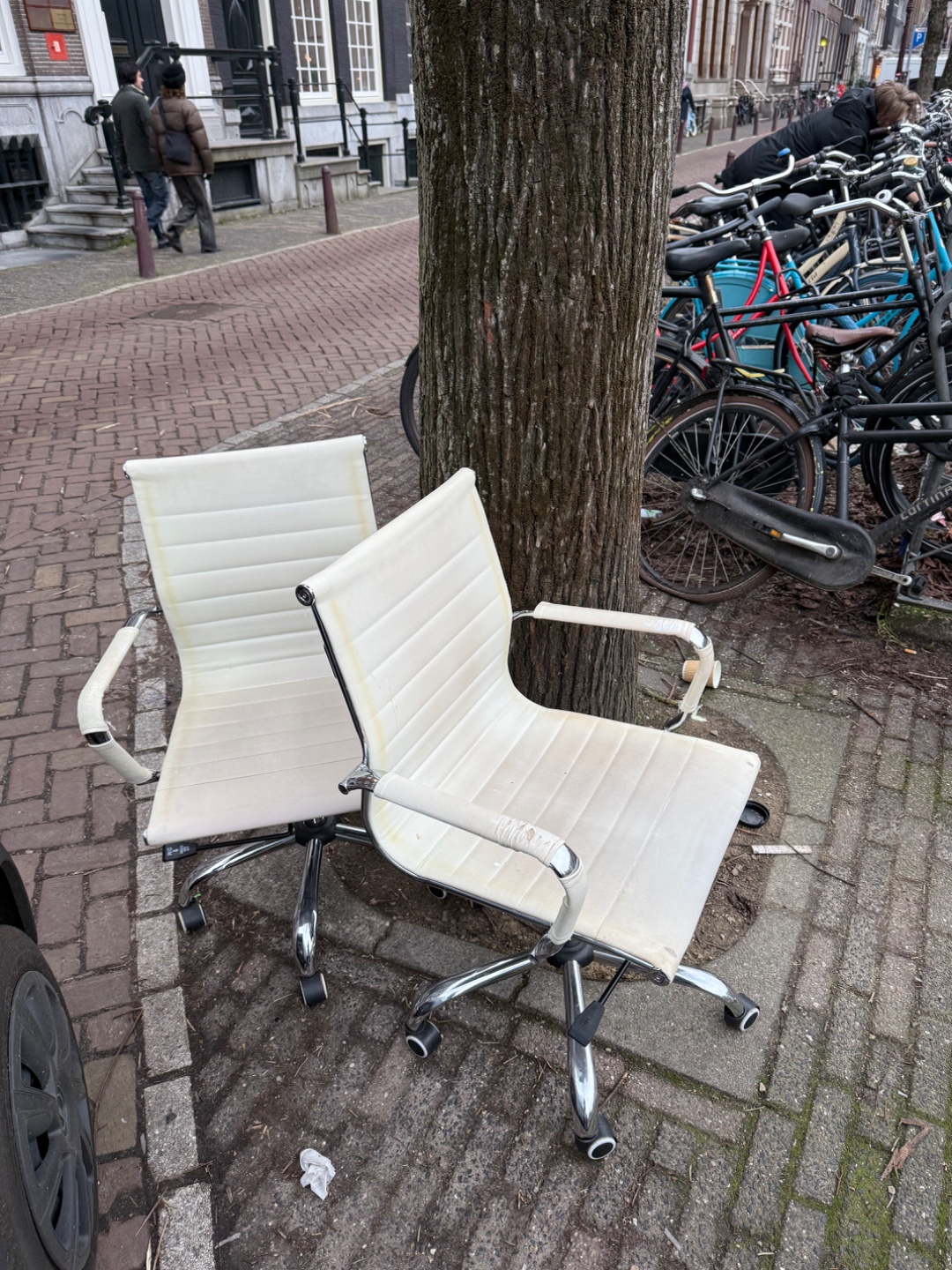 Twee bureaustoelen  op locatie 📍Herengracht 338 - 1016CG Amsterdam photo 1