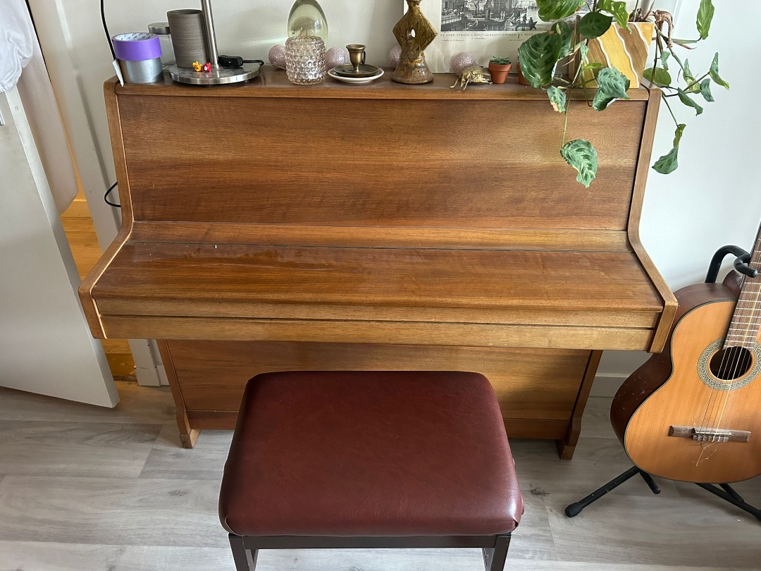 A beautiful piano will be available for free street pickup after 5 PM on Sunday, 01/02, at Biesboschstraat in the Rivierenbuurt. photo 1