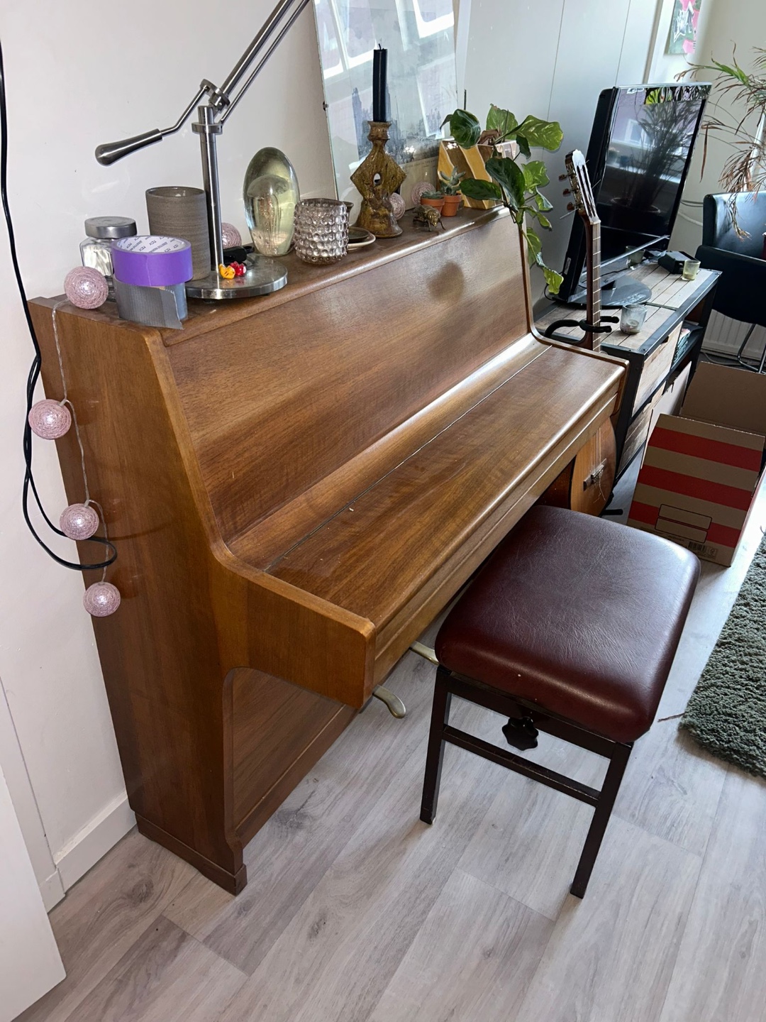 A beautiful piano will be available for free street pickup after 5 PM on Sunday, 01/02, at Biesboschstraat in the Rivierenbuurt. photo 2