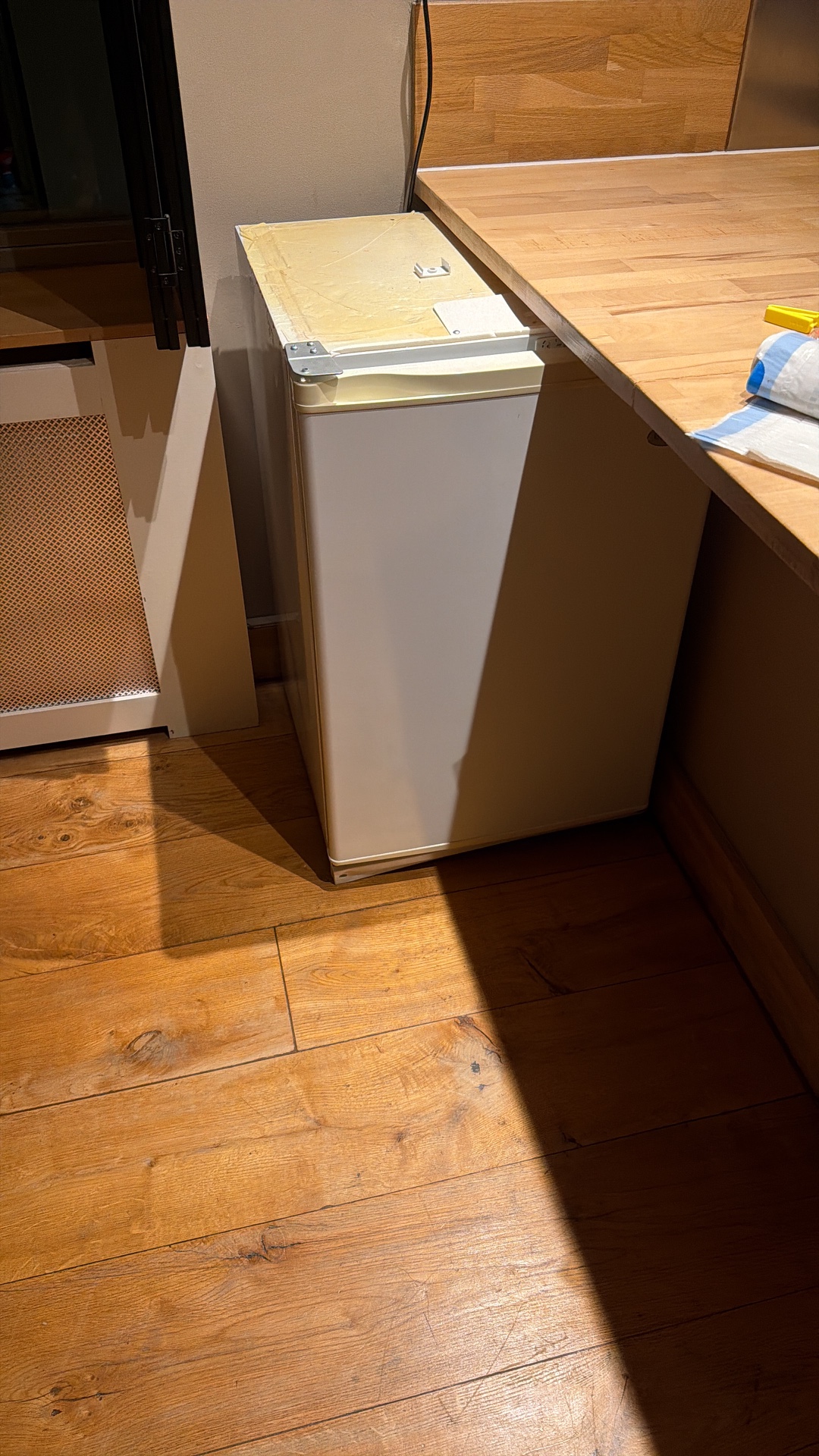 Free freezer, available to be picked up this evening (27/01/2026). At 1012CB photo 1