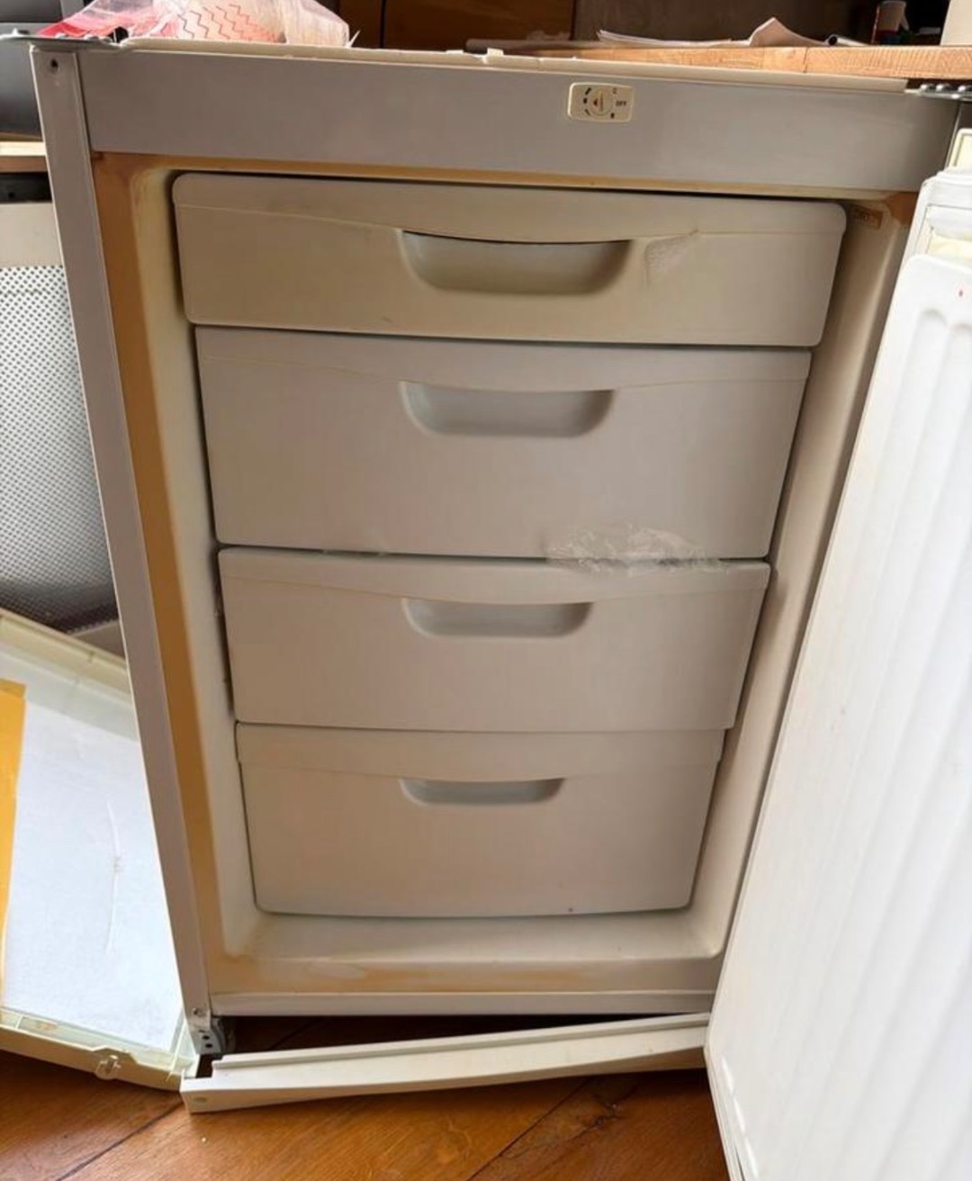 Free freezer, available to be picked up this evening (27/01/2026). At 1012CB photo 2