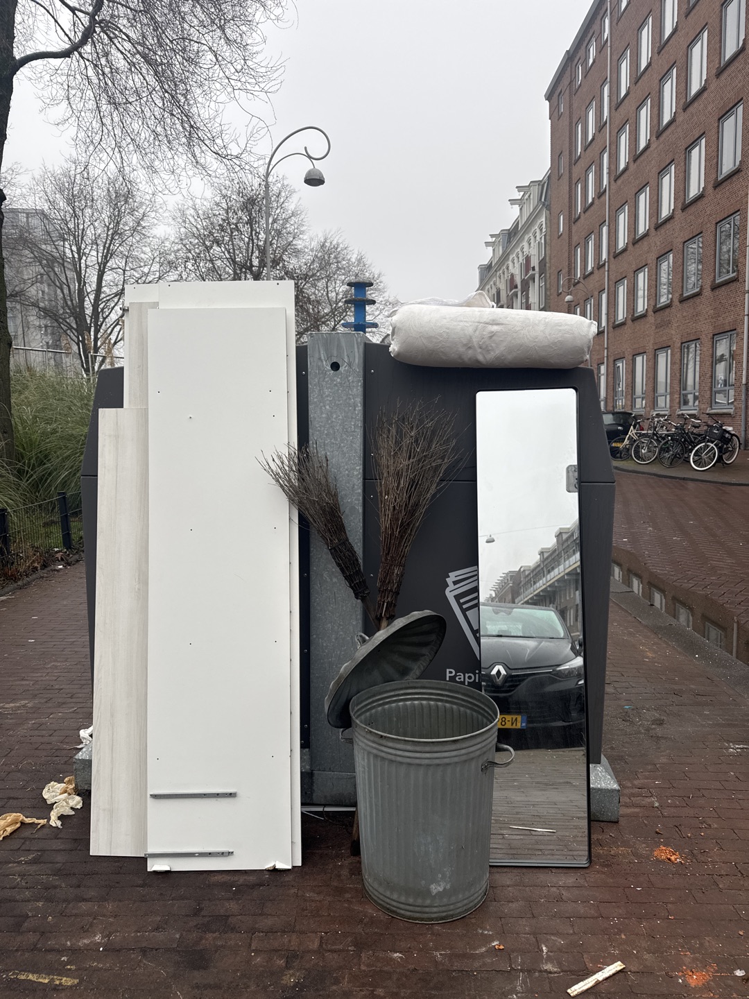 Spiegel, matje, kast lichtgrijs, emmer, tuinslang en heksen vervoer photo 1