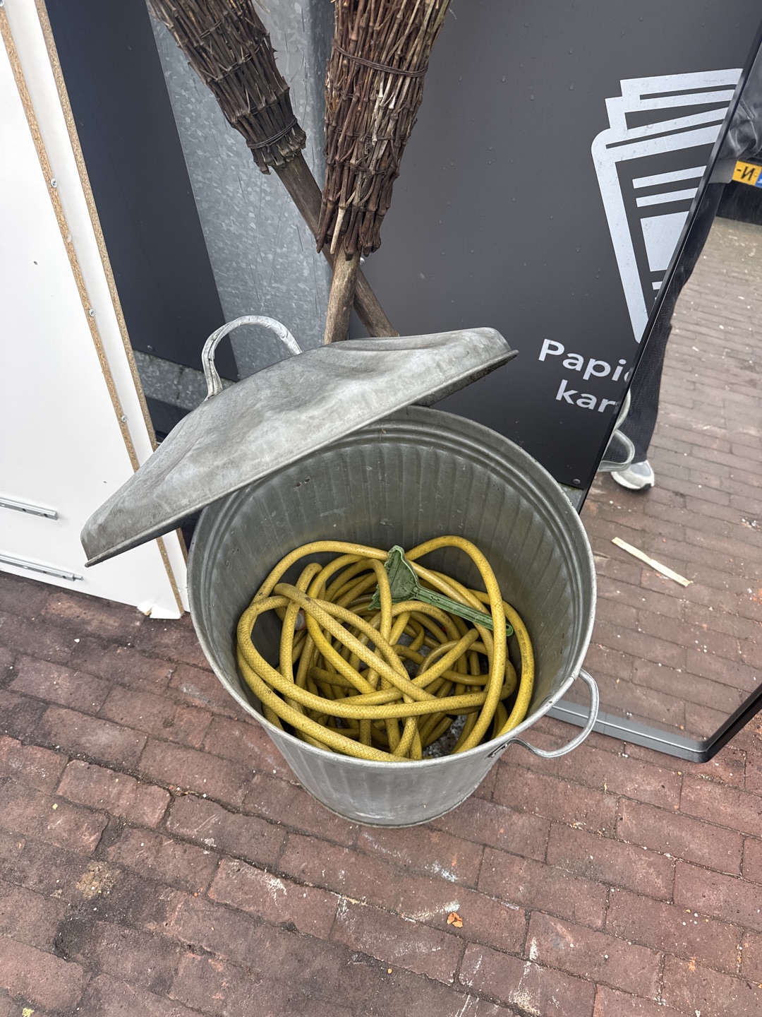 Spiegel, matje, kast lichtgrijs, emmer, tuinslang en heksen vervoer photo 2