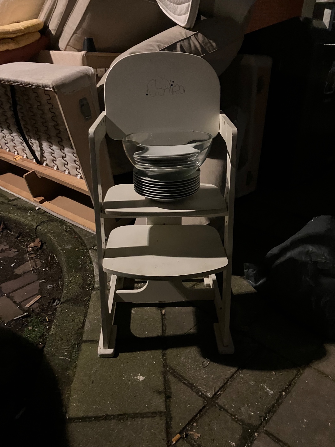 Next to the containers opposite Kuinderstraat 7. Children’s chair and a pile of small white places. photo 1