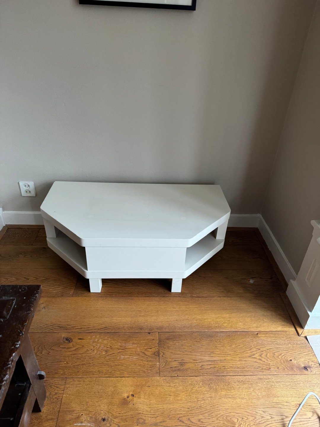 Gratis op te halen!!! TV meubel, teak houten salontafel, teak houten eettafel, een Marokkaanse lamp en twee fauteuils. Vandaag voor 16:00 uur. DM voor interesse! photo 1