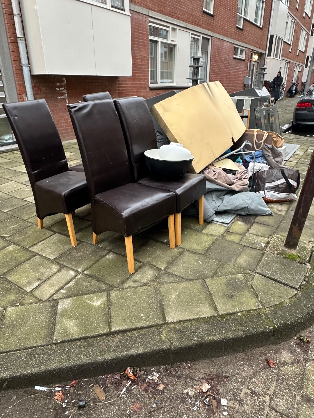 5 leather chairs, a table, 2 pallets and some other stuff. photo 1