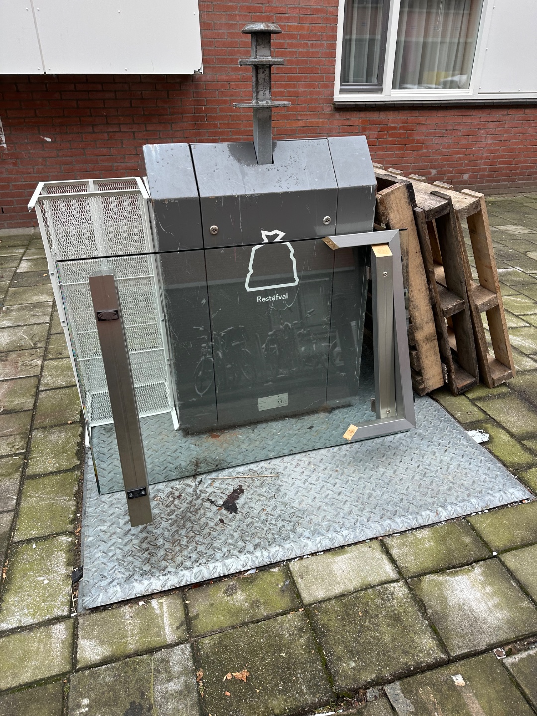 5 leather chairs, a table, 2 pallets and some other stuff. photo 2