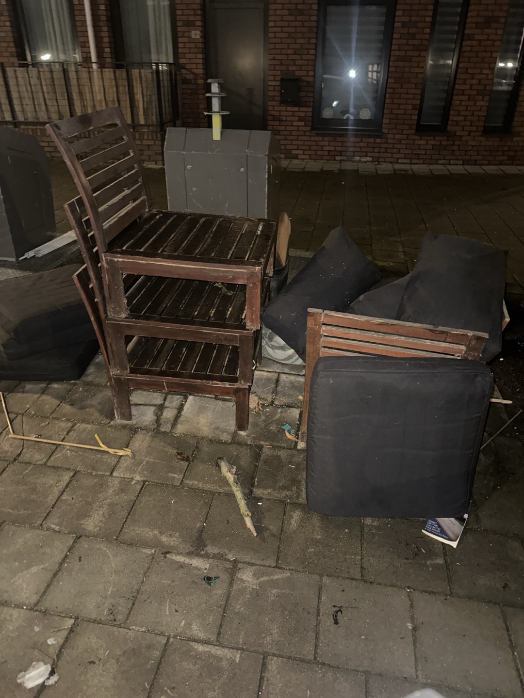 Vier houten tuinstoelen met bijpassende kussens, stoelen zijn een beetje versleten maar nog prima, kussens ook!! photo 1