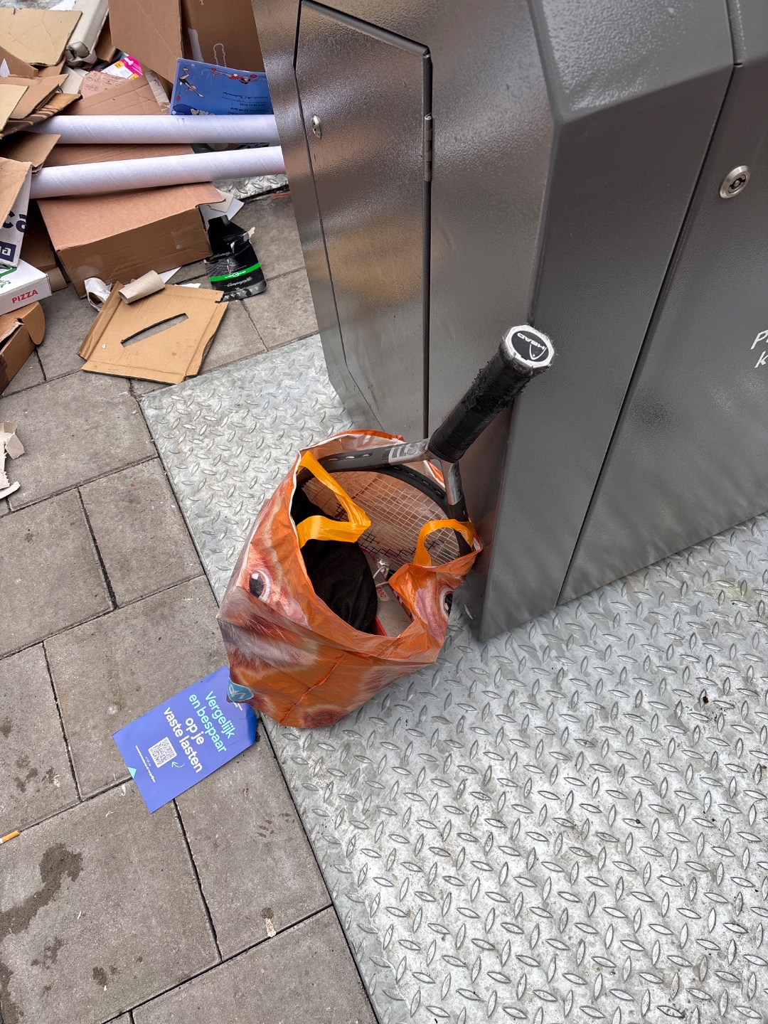 Bag with random stuff: a.o. Bluetooth box, unused tattoo machine, tennis racket, binoculars, etc photo 1