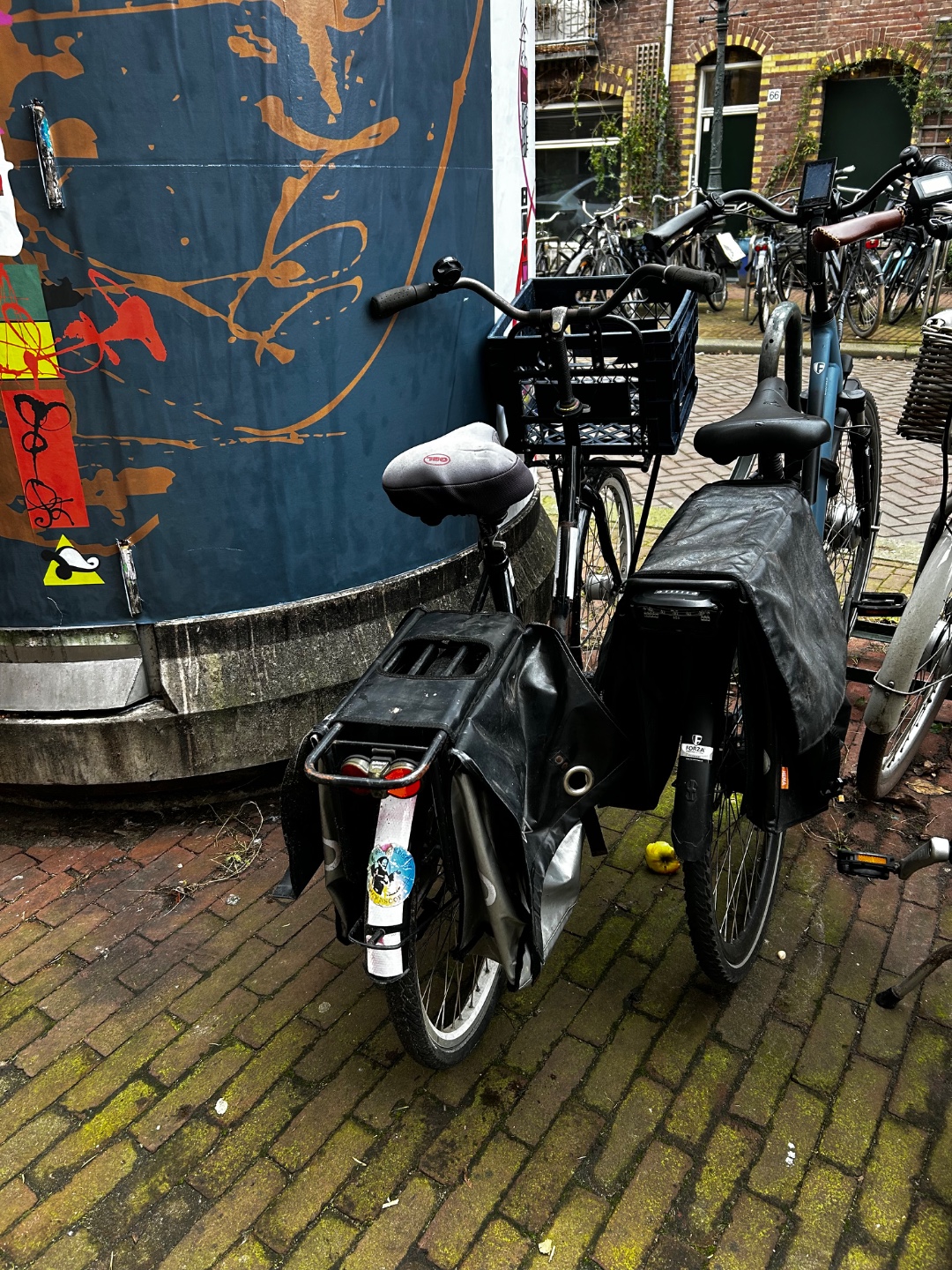 Deze fiets (de linker) ligt al een tijdje zonder slot en met lekke band voor mijn deur.