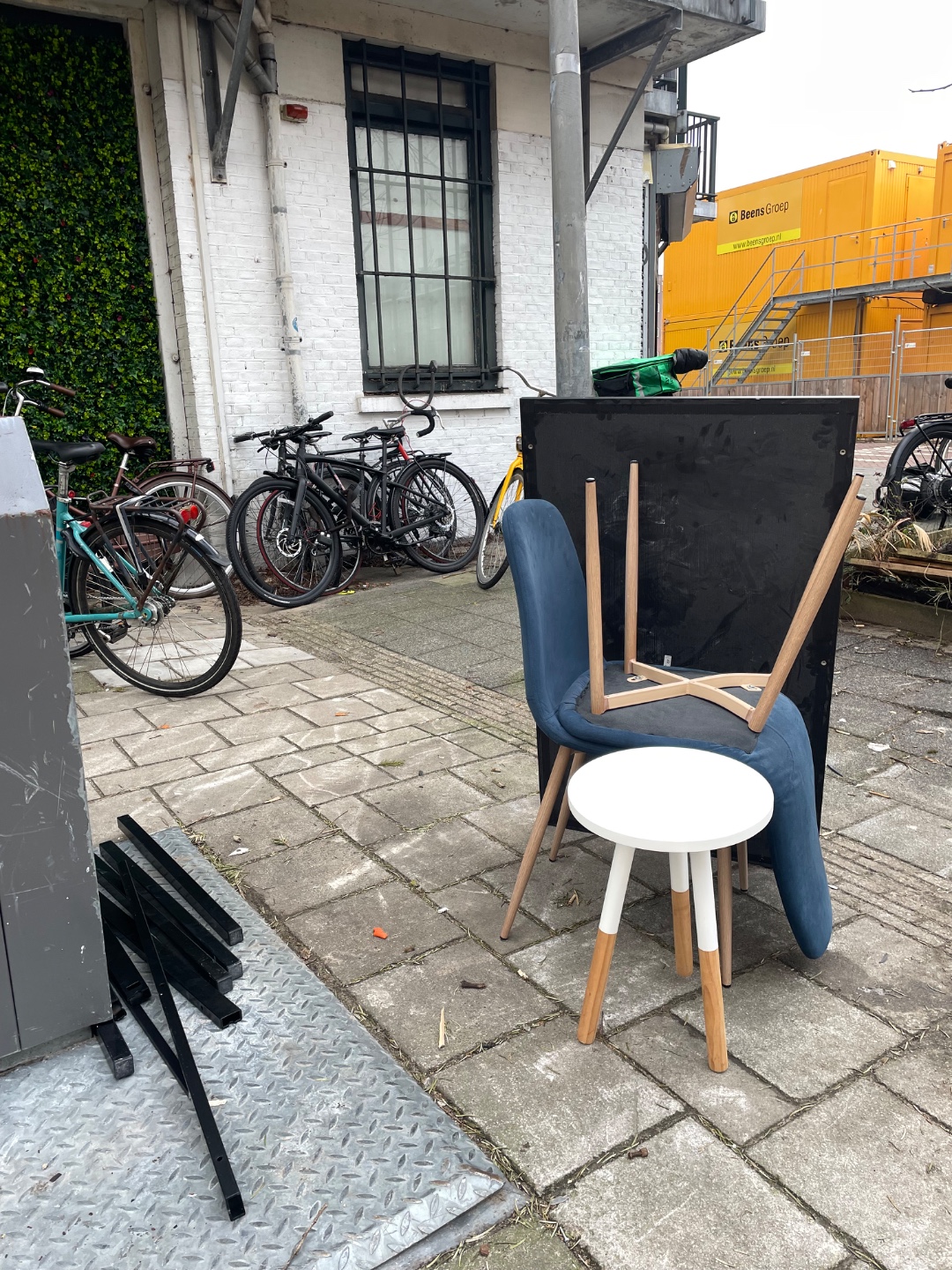 Grappig krukje en twee stoelen. Zien er prima uit photo 1
