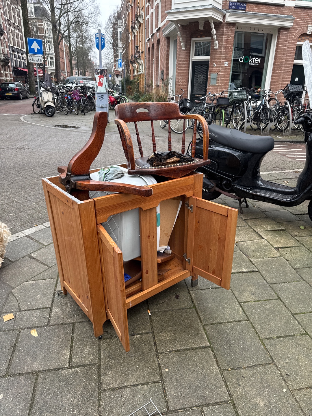 Badkamer meubel, vintage stoel met schade photo 1