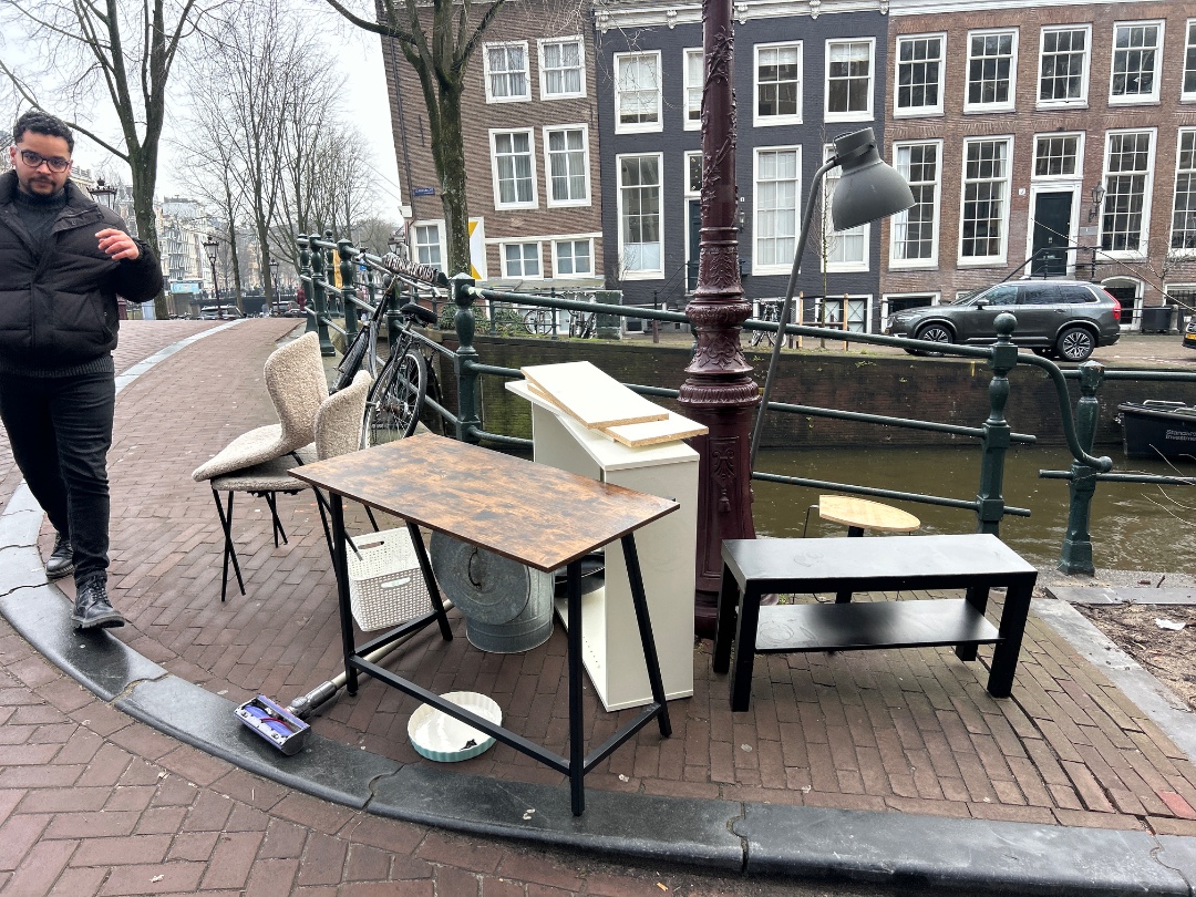 Nog helemaal goede meubels. IKEA Billy, bureau, stoelen, Zelfs een Dyson, moet wel vaak opgeladen worden. En een kratje vol met goede flessen wijn. photo 1